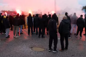 Άρης: Οπαδοί πήγαν στην προπόνηση και εμψύχωσαν τους παίκτες ενόψει  Ολυμπιακόυ!