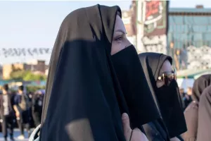 Ελέγχουν αν οι γυναίκες στα ΙΧ φορούν χιτζάμπ