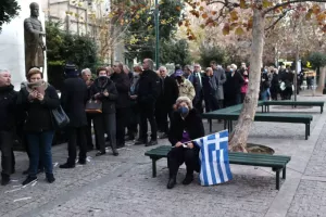 Τέως βασιλιάς Κωνσταντίνος - «Αγγίζει» τα 2 χιλιόμετρα η ουρά