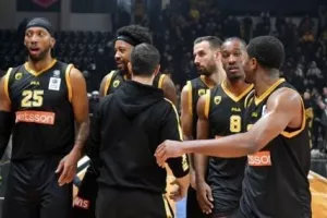 Οι παίκτες της ΑΕΚ κλειδώθηκαν εκτός των αποδυτηρίων!