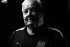 Πρώην και νυν ποδοσφαιριστές του Απόλλωνα αποχαιρετούν τον Χαμπή (φώτος)