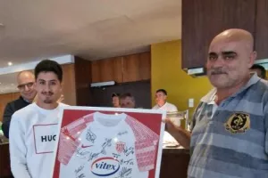 Φανέλα με υπογραφές