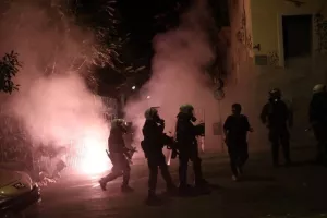 ΑΕΚ - Παναθηναίκός: Δακρυγόνα από αστυνομικές δυνάμεις στη Νέα Φιλαδέλφεια