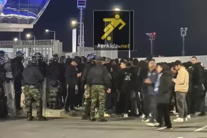 Ώρα 18:40/Αρκετοί Απολλωνίστες στην ουρά και ισχυρή παρουσία Αστυνομίας
