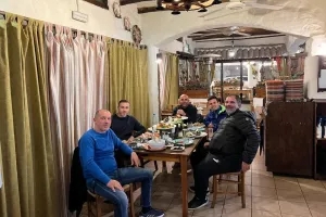 Με Βέσκο, μεζέδες και ποδοσφαιρική κουβέντα