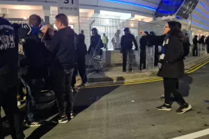 Ώρα 18:40/Αρκετοί Απολλωνίστες στην ουρά και ισχυρή παρουσία Αστυνομίας
