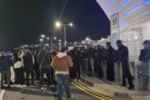 Ώρα 18:40/Αρκετοί Απολλωνίστες στην ουρά και ισχυρή παρουσία Αστυνομίας