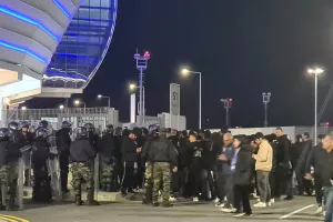 Ώρα 18:40/Αρκετοί Απολλωνίστες στην ουρά και ισχυρή παρουσία Αστυνομίας