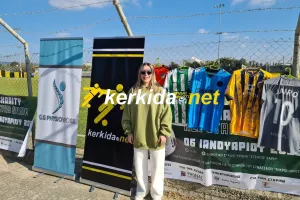 Πόζαρε η Νίκη
