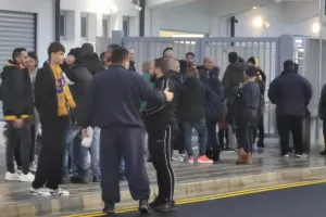 Μαζεύεται ο κόσμος ένα δίωρο πριν το ματς (φώτος)