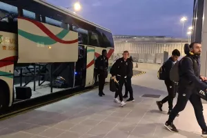 Στο γήπεδο η αποστολή του ΑΠΟΕΛ (βίντεο/φώτος)