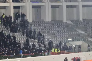 AEΛ-Απόλλων: Επεισόδια και καρεκλοπόλεμος στο ημίχρονο (βίντεος/φώτος)