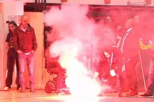 Διακόπηκε προσωρινά το Μακάμπι - Ομόνοια λόγω ρίψης φωτοβολίδων και αντικειμένων! 
