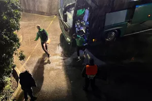 Η άφιξη των "πρασίνων" σε βροχερό σκηνικό (φώτος)