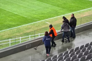 (Φώτος) Μάζεψε νερό η κεντρική εξέδρα - Επιστρατεύτηκαν σκούπες 