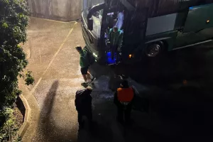 Η άφιξη των "πρασίνων" σε βροχερό σκηνικό (φώτος)