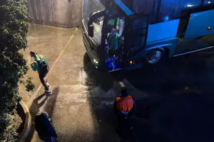 Η άφιξη των "πρασίνων" σε βροχερό σκηνικό (φώτος)