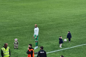Ωραίο στιγμιότυπο: Τρίποντο και παιχνίδι με τα παιδάκια τους!