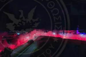 ΒΙΝΤΕΟ/Πυρσοί-βεγγαλικά έξω από το ΠΑΠ: "Χρονια πολλά αρρώστια που μας πήρες τα μυαλά"  
