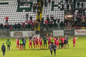 (ΒΙΝΤΕΟ Kerkida) Έγιναν... ένα με τους παίκτες και τραγούδησαν μαζί!