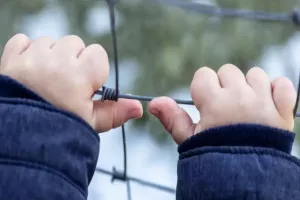 Σάλος στην Ισπανία: Πρώην πολιτικός κατηγορείται για σεξουαλική κακοποίηση ασυνόδευτων ανήλικων μεταναστών