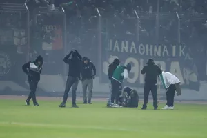 Λεβαδειακός - Παναθηναϊκός: Σκηνές χάους, λιποθυμίες φιλάθλων μετά από νέα ρίψη δακρυγόνων