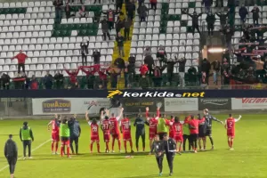 (ΒΙΝΤΕΟ Kerkida) Έγιναν... ένα με τους παίκτες και τραγούδησαν μαζί!