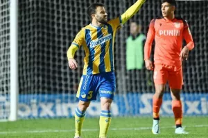 Καρμιώτισσα - ΑΠΟΕΛ: Δώνης και Ηλία το έστειλαν στην κορυφή! (φώτος)