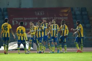 Καρμιώτισσα - ΑΠΟΕΛ: Δώνης και Ηλία το έστειλαν στην κορυφή! (φώτος)