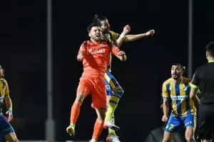 Καρμιώτισσα - ΑΠΟΕΛ: Δώνης και Ηλία το έστειλαν στην κορυφή! (φώτος)
