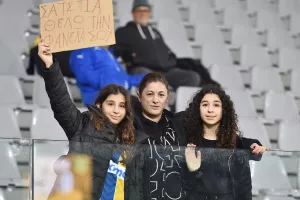 ΑΕΛ - ΑΠΟΕΛ: Οι λίγοι στο... γήπεδο (Φωτορεπορτάζ)