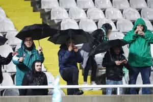 Με ομπρέλες στο ΓΣΠ oι Ομονοιάτες (φώτος)