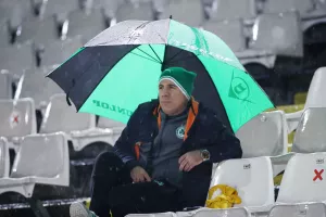 Με ομπρέλες στο ΓΣΠ oι Ομονοιάτες (φώτος)