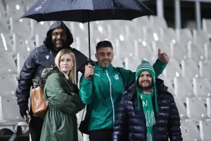 Με ομπρέλες στο ΓΣΠ oι Ομονοιάτες (φώτος)
