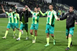 ΑΕΚ - Άρης: Με buzzer-beater Φαράζ στη κορυφή σε ντέρμπι... διαφήμιση! (φώτος)