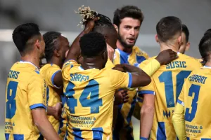 Τον έπιασε από τον κότσο! (photo-story)