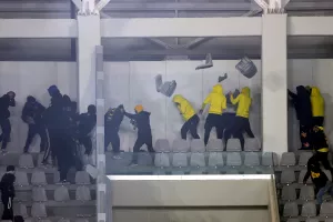 AEΛ-Απόλλων: Επεισόδια και καρεκλοπόλεμος στο ημίχρονο (βίντεος/φώτος)