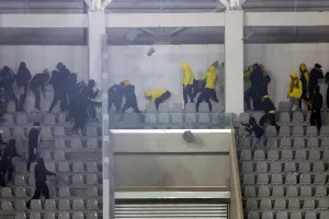 AEΛ-Απόλλων: Επεισόδια και καρεκλοπόλεμος στο ημίχρονο (βίντεος/φώτος)