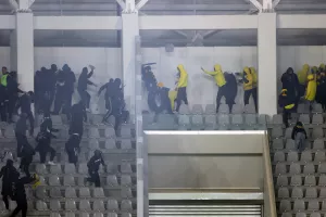AEΛ-Απόλλων: Επεισόδια και καρεκλοπόλεμος στο ημίχρονο (βίντεος/φώτος)