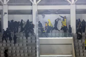 AEΛ-Απόλλων: Επεισόδια και καρεκλοπόλεμος στο ημίχρονο (βίντεος/φώτος)