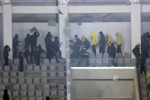 AEΛ-Απόλλων: Επεισόδια και καρεκλοπόλεμος στο ημίχρονο (βίντεος/φώτος)