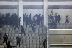 AEΛ-Απόλλων: Επεισόδια και καρεκλοπόλεμος στο ημίχρονο (βίντεος/φώτος)