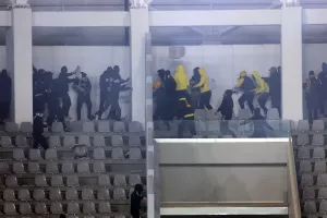 AEΛ-Απόλλων: Επεισόδια και καρεκλοπόλεμος στο ημίχρονο (βίντεος/φώτος)