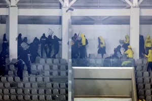 AEΛ-Απόλλων: Επεισόδια και καρεκλοπόλεμος στο ημίχρονο (βίντεος/φώτος)