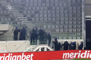AEΛ-Απόλλων: Επεισόδια και καρεκλοπόλεμος στο ημίχρονο (βίντεος/φώτος)