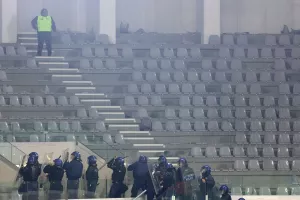AEΛ-Απόλλων: Επεισόδια και καρεκλοπόλεμος στο ημίχρονο (βίντεος/φώτος)