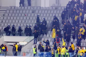AEΛ-Απόλλων: Επεισόδια και καρεκλοπόλεμος στο ημίχρονο (βίντεος/φώτος)