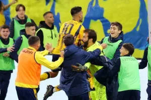 ΑΕΛ - Απόλλων: Το πρώτο ιστορικό βάφτηκε κίτρινο στα πέναλτι! (φώτος)