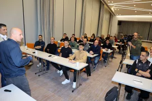 Σεμινάριο διαιτησίας με τον ρεφ του τελικού του Μουντιάλ και σήματα στους διεθνείς (φώτος)