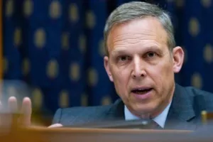 Βουλευτής που ερευνάται από το FBI θέλει να συμμετάσχει σε Επιτροπή που θα ερευνήσει… το FBI